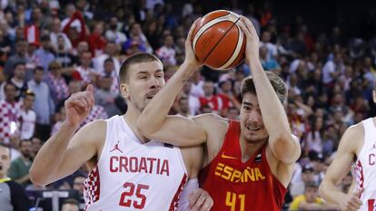 Juancho Hernang&oacute;mez se zafa del croata Buva.