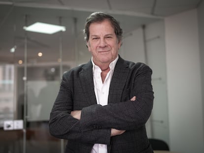Roberto Pombo, periodista, posa para un retrato en Bogotá, el 26 de abril de 2023.