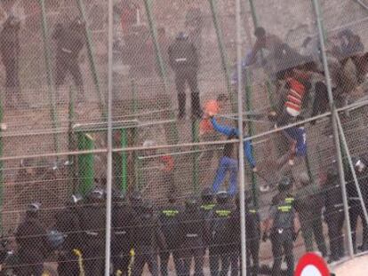 Intento de salto de la valla de Melilla, el 18 de junio de 2014.