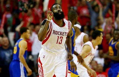 Harden celebra una de sus canastas ante los Warriors.