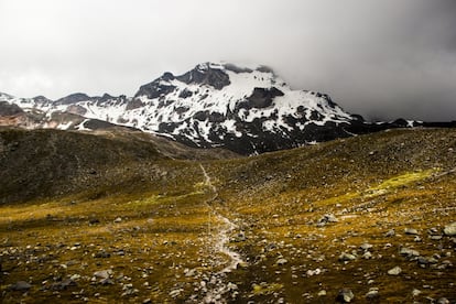 La masa helada del Carihuairazo, un volcán de 5.020 metros de altura, se ha reducido en un 92% desde 1956. En la actualidad, su glaciar es de apenas 30.000 metros cuadrados y se calcula que desaparecerá completamente en menos de una década. El nombre de esta montaña perderá entonces su sentido, ya que Cariahuairazo significa ‘hombre de viento y nieve’ en kichwa.