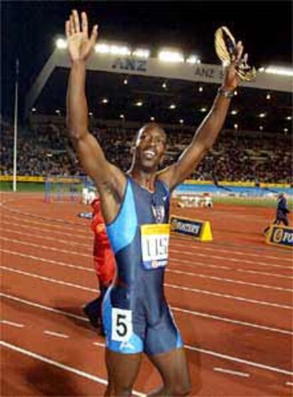 El  estadounidense Michael Johnson se despide del atletismo activo tras ganar con su equipo el 4x400 metros en los Juegos de la Amistad.