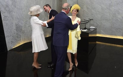 El príncipe Carlos, heredero de la corona británica, y su esposa, la duquesa de Cornualles, saludan al rey Felipe VI, y a su esposa, Letizia durante su encuentro en un hotel de Londres, Reino Unido.