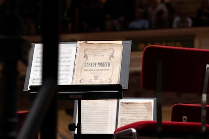 La partitura de ‘Das Lied von der Erde’ aún cerrada en uno de los atriles de los Berliner Philharmoniker en el intermedio del concierto de clausura del Festival Mahler.