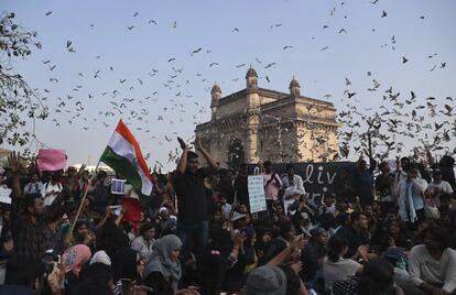 Un grupo de estudiantes se manifiesta en las cercanías de la Universidad Jawaharlal Nehru de Nueva Delhi por el ataque del domingo pasado a estudiantes y profesores.