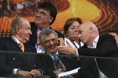 El rey Juan Carlos de España, el presidente de la UEFA, Angel María Villar y el presidente de la FIFA, Gianni Infantino conversan antes del partido por la final de la Liga Europa entre el Sevilla y el Liverpool en el estadio St. Jakob-Park de Basilea.