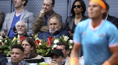 Tiriac, en el centro, durante un partido de Nadal en Madrid.