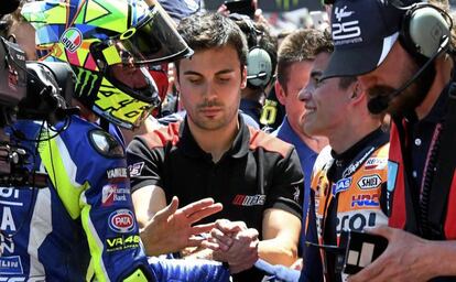 M&aacute;rquez y Rossi se dan la mano en Montmel&oacute; en el GP de Catalunya. 
