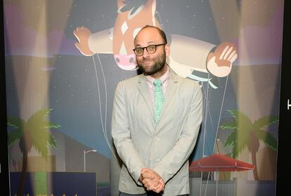 Raphael Bob-Waksberg, frente a una imagen promocional de su serie 'Bojack Horseman'.