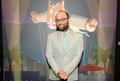 Raphael Bob-Waksberg, frente a una imagen promocional de su serie 'Bojack Horseman'.