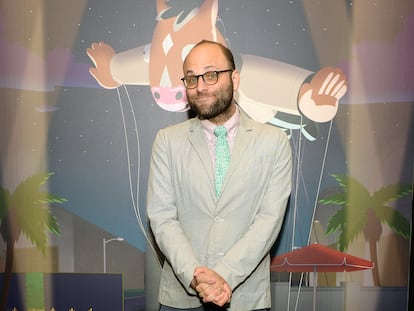 Raphael Bob-Waksberg, frente a una imagen promocional de su serie 'Bojack Horseman'.