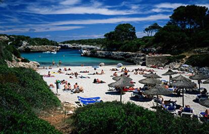 Las calas mallorquinas revelan la cara más amable y brillante de la isla. En la fotografía, cala Sa Nau, un pequeño arenal de 25 metros de largo al sureste de Mallorca, cerca de la localidad de Felanitx.