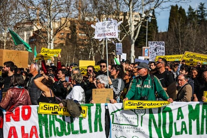 Vecinos de los barrios aledaños a Madrid Río y ecologistas protestan contra el espectáculo pirotécnico.
