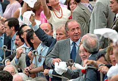 El Rey y Manuel Benítez, El Cordobés (a su derecha), en la plaza de Las Ventas.