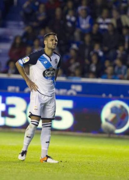 Florin Andone se lamenta durante el partido contra el Alavés.