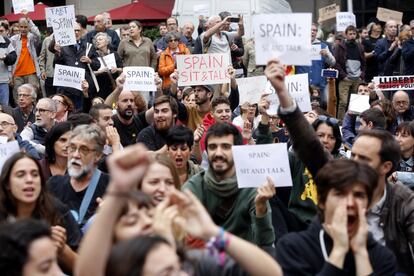 Cientos de personas se concentran ante la sede de la Delegación del Gobierno en Cataluña, convocadas por la plataforma Tsunami Democràtic ante la visita del presidente del Gobierno en funciones, Pedro Sánchez, a Barcelona.