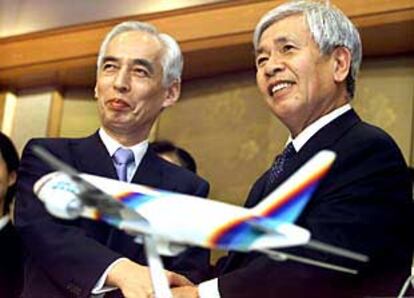 Isao Kaneko, presidente de JAS, a la izquierda, con Hiromi Funabiki, presidente de JAL, ayer en Tokio.