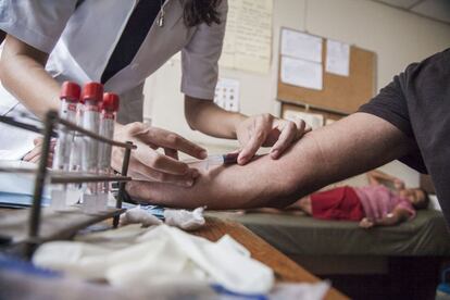 Extracción de sangre para detectar si el paciente tiene dengue.