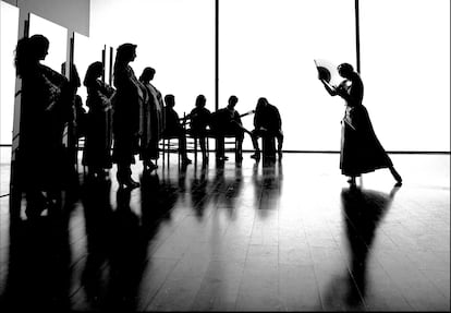 Imagen captada por Saura en blanco y negro durante el proceso de elaboración de su película documental Flamenco, en 1995.