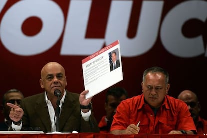 Jorge Rodríguez e Diosdado Cabello apresentando o suposto complô.