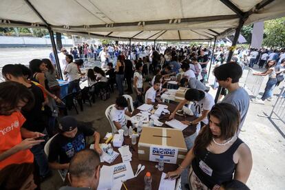 Cidadãos venezuelanos votam durante a consulta popular pedida pelos opositores do presidente Nicolás Maduro em Caracas (Venezuela).