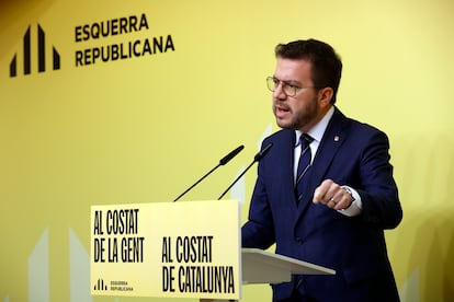 El presidente de la Generalitat y candidato de ERC a la reelección, Pere Aragonès, durante la rueda de prensa que ha ofrecido este lunes en la sede del partido en Barcelona para valorar la decisión del presidente del Gobierno.