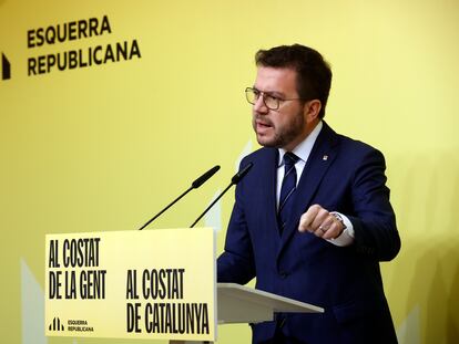 El presidente de la Generalitat y candidato de ERC a la reelección, Pere Aragonès, durante la rueda de prensa que ha ofrecido este lunes en Barcelona tras la comparecencia de Sánchez.