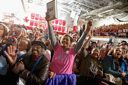 Una multitud aclama a Obama en Mentor, Ohio, el sábado.