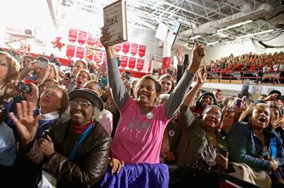 Una multitud aclama a Obama en Mentor, Ohio, el sábado.
 