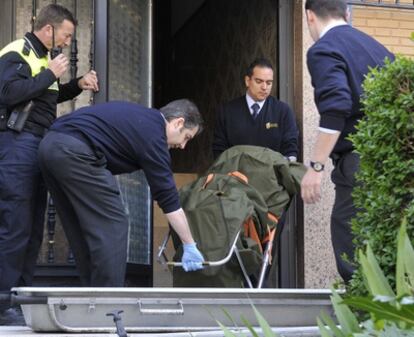 Trabajadores de una funeraria de Granada trasladan el cuerpo sin vida de la mujer muerta a manos de su pareja, policia jubilado.