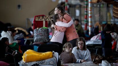 Dos jóvenes se abrazan en el centro de acogida en el Pabellón deportivo de Hrubieszow (Polonia). El número de los ucranios que han huido de su país a consecuencia de la guerra con Rusia ascendió hoy a 2,59 millones, según las cifras que actualiza diariamente la Agencia de la ONU para los Refugiados (ACNUR), que parecen indicar cierta disminución momentánea en este éxodo.