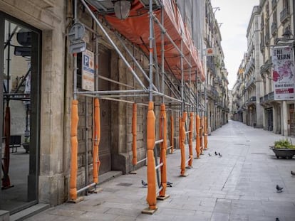 Edificio de viviendas en rehabilitación en Barcelona.