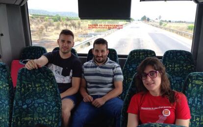 Fran Ferri, izquierda, con Vicent Marz&agrave;, en el autob&uacute;s, en la primera etapa de su recorrido por el territorio valenciano en transporte p&uacute;blico.