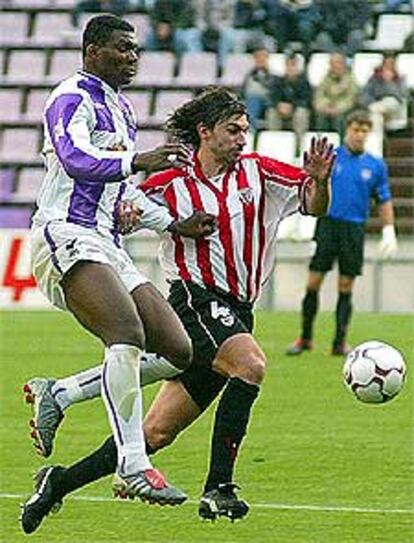 Makukula, en pugna con el defensa del Athletic Aitor Karanka.