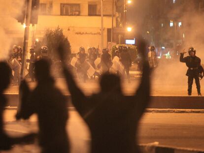 Enfrentamientos entre manifestantes y policías, ayer en la plaza Tahrir de El Cairo.