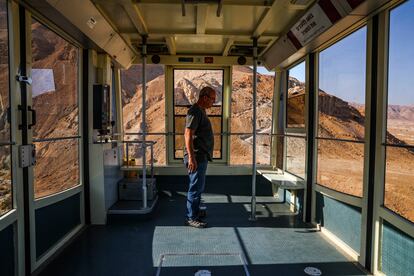 Simón Alufer, 58 años, lleva 20 encargado de conducir el teleférico que sube a los turistas a Masada, yacimiento arqueológico frente a la costa del mar Muerto. Hace un mes y medio había 3.000 visitas diarias, 5.000 en época de vacaciones. Desde que estalló el conflicto, no pasan de 30.