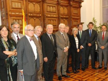 Los empresarios de la nueva fundación, junto con el consejero Mascarell.