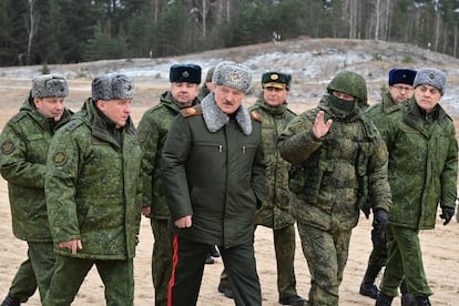 Visita del presidente bielorruso, Aleksandr Lukashenko (cuarto por la izquierda), a tropas rusas en Obuz-Lesnovsky, el viernes.