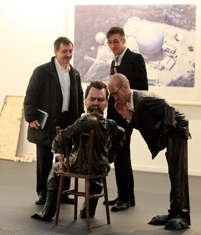 El director del Museo Reina Sofía, Manuel Borja Villel, en la galería Espacio Mínimo, observando la escultura "Friedrich Nietzche en el infierno.