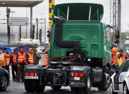 Los piquetes de transportistas impidieron ayer la entrada de camiones al puerto de Valencia.