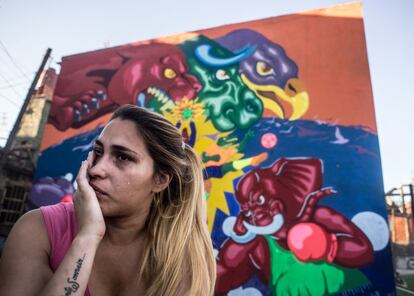 "Carla Canteros ha tenido una vida muy dificil", opina el fotógrafo. "Se quedó en la calle porque no tenía a los padres, estuvo con los abuelos y después fallecieron también. Ella ha sido pegada por todas sus parejas de su vida, también cuando estaba embarazada, y nunca denunció". La joven, de 26 años, empezó a hacerlo cuando entró a formar parte de la Cooperativa Mica, por Micaela García, una mujer asesinada de su barrio. "La conocí investigando por allá y ahora estamos muy relacionados. Le saqué esta foto cuando ella me llamó porque su nueva pareja le había pegado". Mancini asegura que ella, sola y sin dinero, siempre ha dependido de sus novios. En una de las peleas que fue terriblemente violenta, la acosó y golpeó pese a que estaba embarazada. Un tiempo después, le dejó.