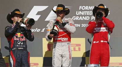 Lewis Hamilton celebra con Sebastian Vettel y Fernando Alonso la victoria.