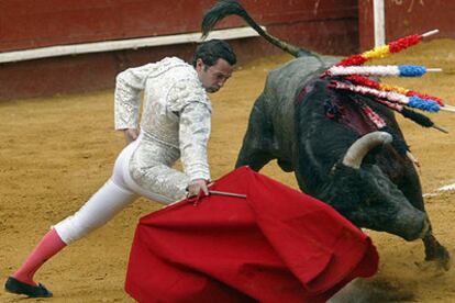 Luis Miguel Encabo, con el segundo toro de la tarde.