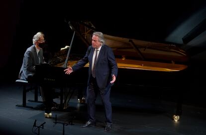 Uno de las pequeñas excepciones de Christoph Prégardien a su extrema sobriedad gestual durante el recital.