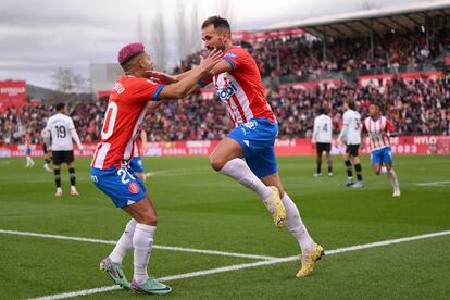 Cristhian Stuani celebrando con Yan Cuoto.