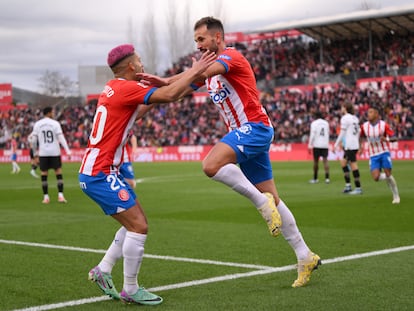 Cristhian Stuani celebrando con Yan Cuoto.