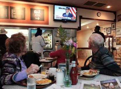 Dos estadounidenses siguen la noticia en una cafetería de Chicago.