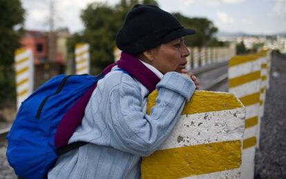 Una migrante centroamericana espera al tren de mercancías conocido como 'La Bestia' para llegar a EE UU, en Apizaco, estado de Tlaxcala, México.