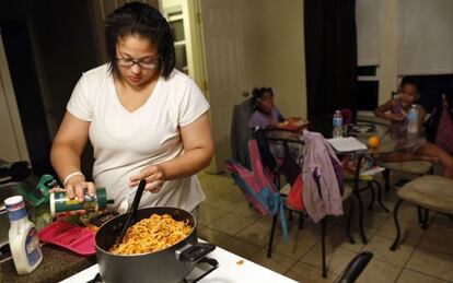 Delores Leonard ha trabajado durante siete años en McDonald's pero nunca ha ganado más del salario mínimo.