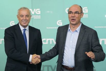 Pachi Vázquez (izquierda) y Francisco Jorquera se saludan antes del debate electoral retransmitido por TVG el 9 de octubre. LAVANDEIRA (EFE)